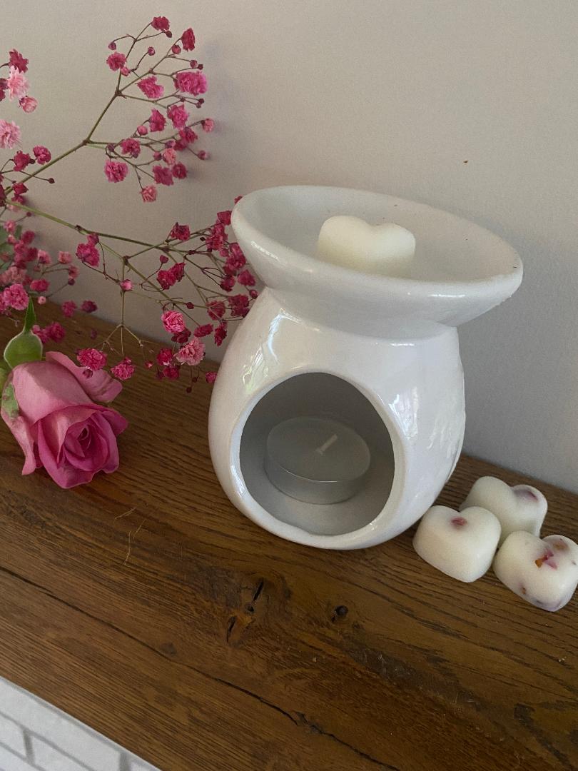 The Cosy Soul Pink Pepper and Rose Wax Melts with a wax melt burner and pink flowers